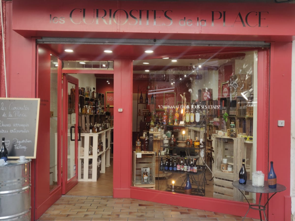 Les Curiosités de la Place à Orange dans le Vaucluse : bières, alcools et spiritueux artisanaux et régionaux et bougies artisanales.